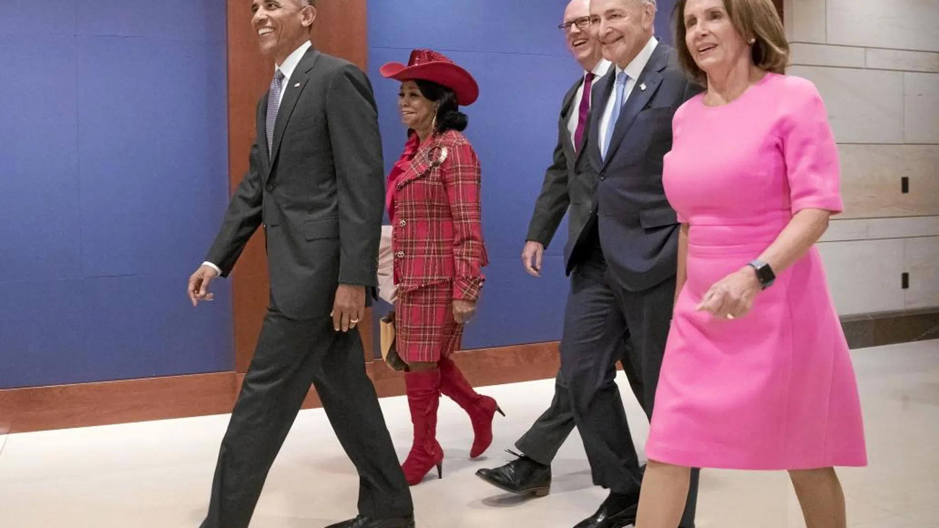 Obama camina junto a los legisladores Wilson (izquierda), Crowley, Schumer y Nancy Pelosi ayer en la Cámara Baja