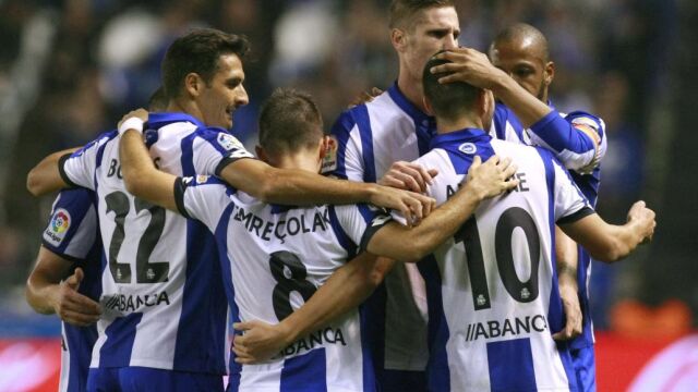 Los jugadores del Deportivo celebra el gol marcado en propia puerta por el defensa Íñigo Martínez de la Real Sociedad