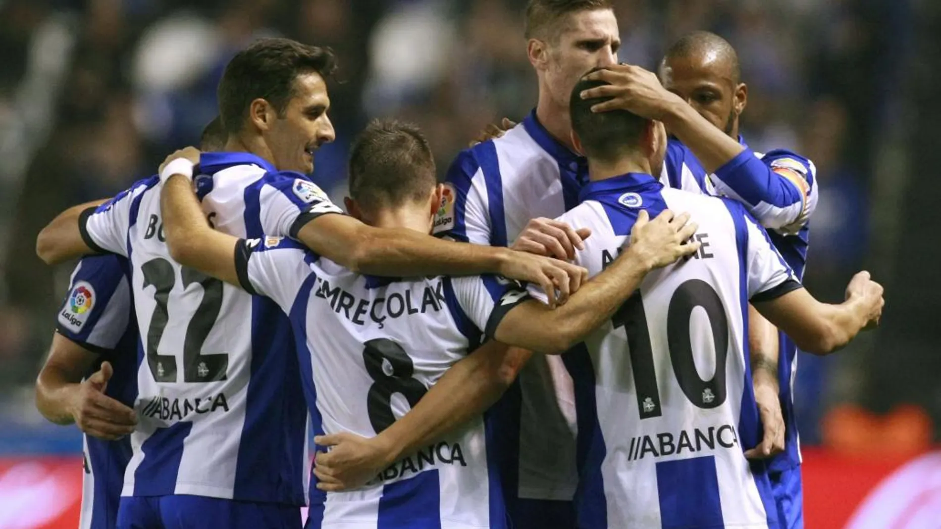 Los jugadores del Deportivo celebra el gol marcado en propia puerta por el defensa Íñigo Martínez de la Real Sociedad