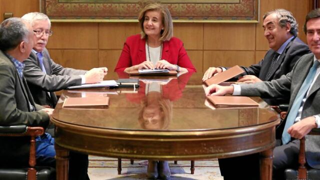 De izquierda a derecha, Pepe Álvarez, Ignacio Fernández Toxo, Fátima Báñez, Juan Rosell y Antonio Garamendi, antes del inicio de la reunión de ayer