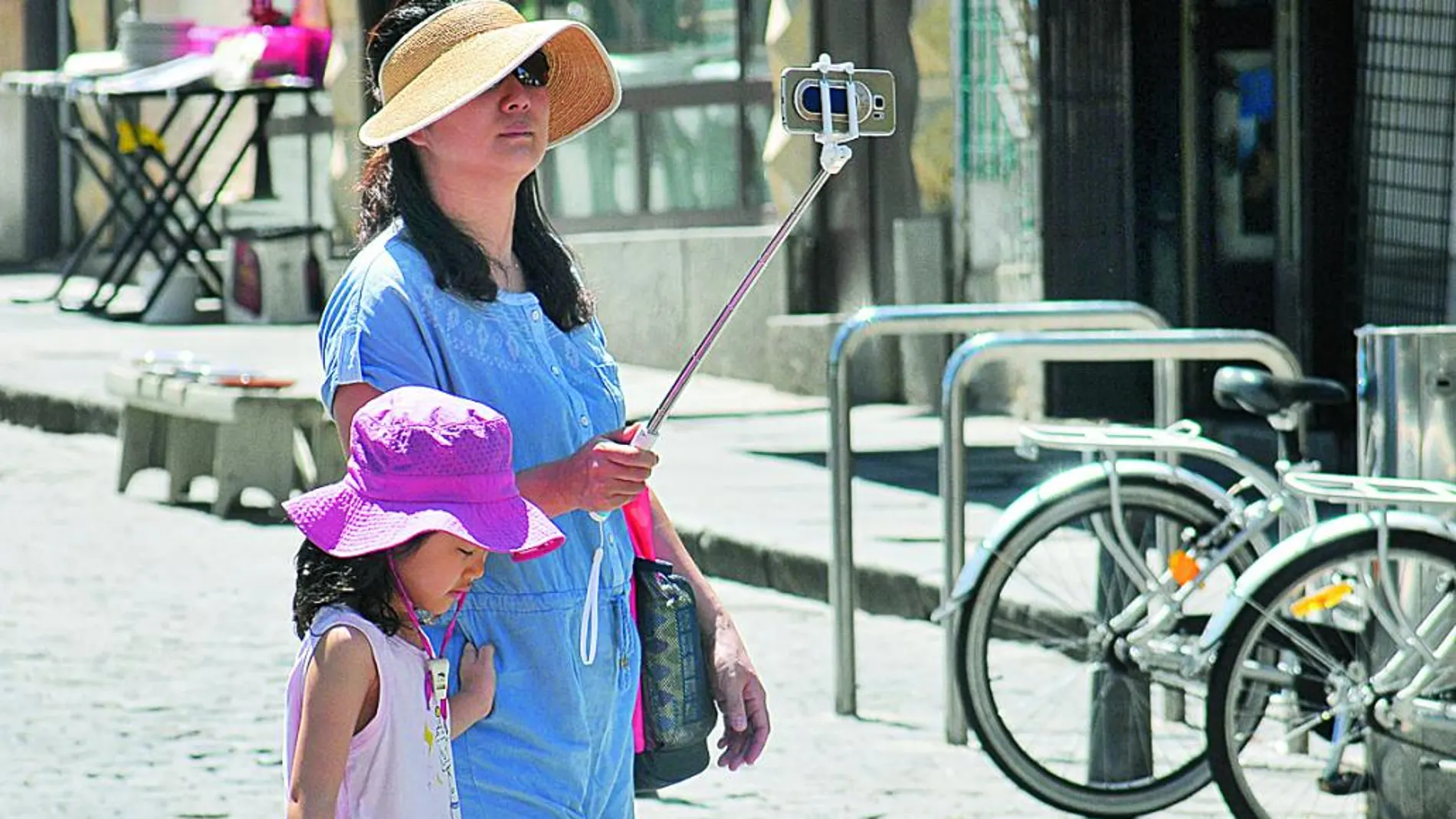 Dos turistas se realizan un ‘‘selfie’’ en una céntrica calle de la capital segoviana.
