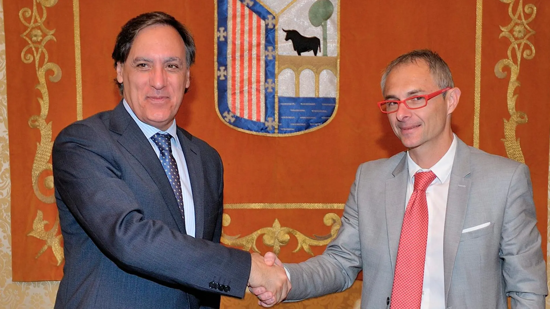 El alcalde de Salamanca, Carlos García Carbayo, junto con el rector de la Usal, Ricardo Rivero
