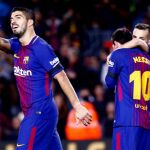 El delantero uruguayo del FC Barcelona Luís Suárez celebra su primer gol mientras el delantero argentino Leo Messi se abraza al defensa Jordi Alba (