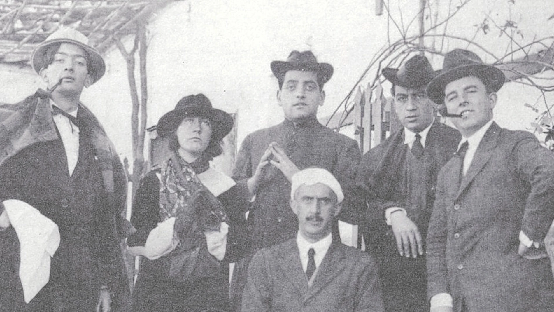 De izquierda a derecha, Dalí, María Luisa González, Luis Buñuel, Moreno Villa, Juan Vicens y José María Hinojosa, los miembros de la Orden de Toledo