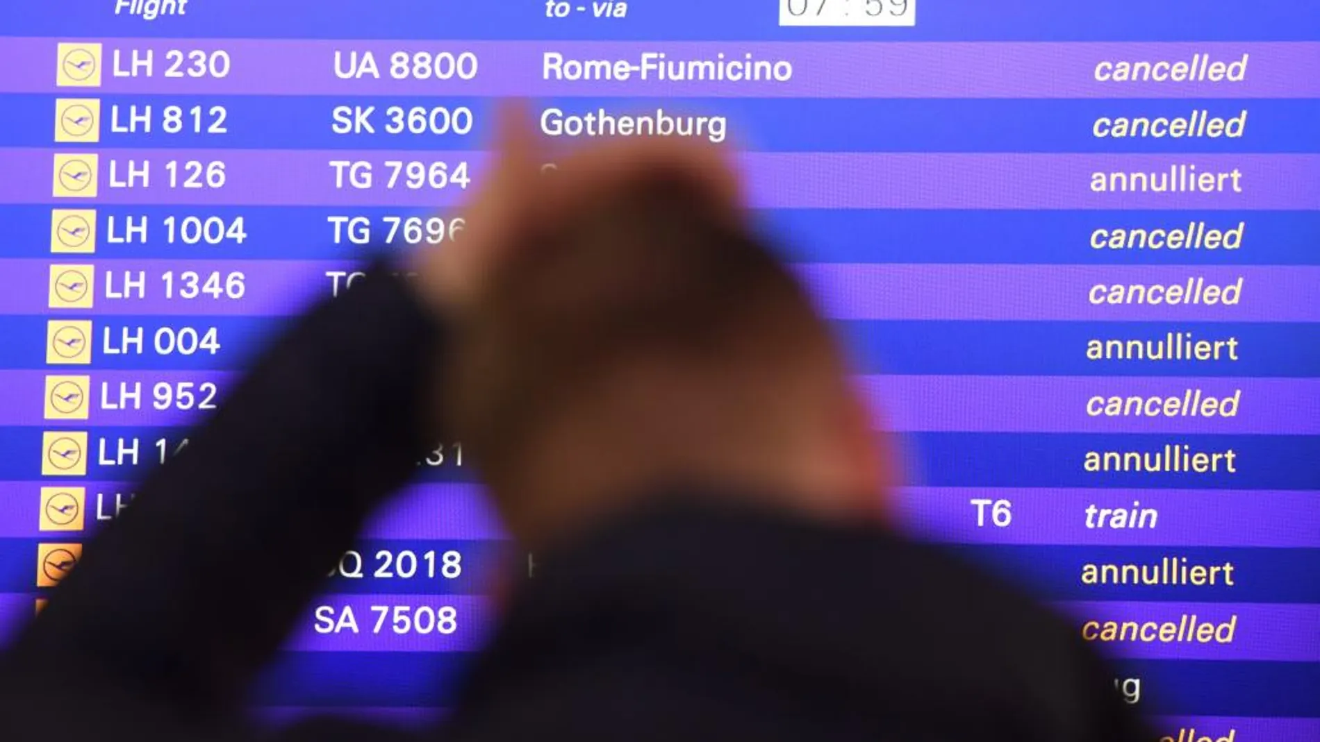 Un Pasajero ante los indicares de vuelos en el aeropuerto de Frankfurt