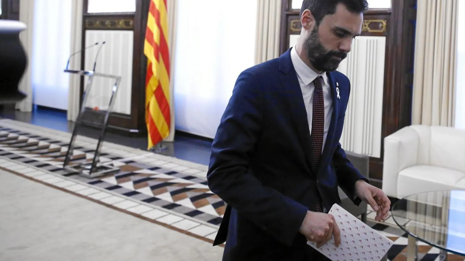 El presidente del Parlament, Roger Torrent, tras la rueda de prensa que ofreció ayer en Barcelona