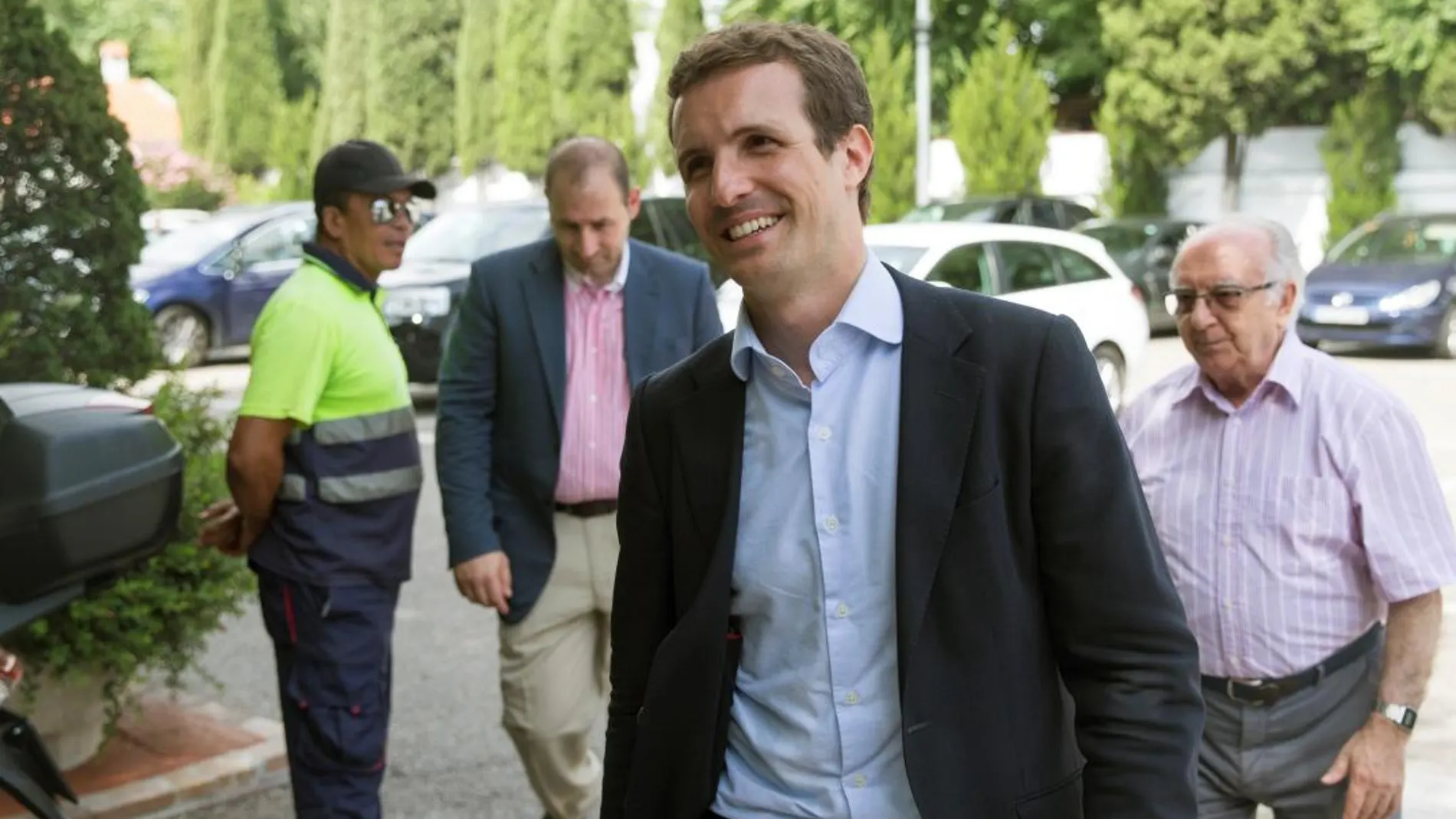 Pablo Casado a su llegada a un restaurante de la capital para almorzar, tras ser elegido nuevo presidente del PP / Foto: Efe