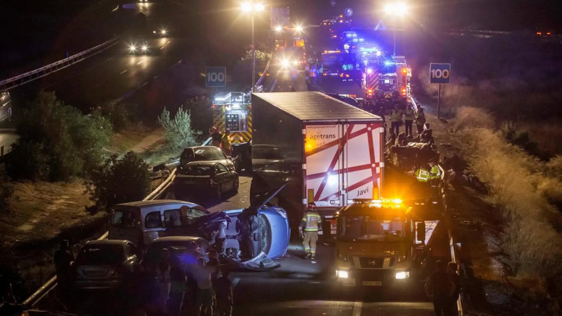 Vista general del accidente producido en la A-7 en dirección Murcia, a la altura de la localidad de Sangonera la Seca, en el que han resultado fallecidas cinco personas y se han visto implicados un total de trece vehículos.
