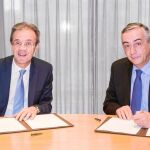 Jordi Gual y Carlos Ocaña, ratificando el acuerdo para promover la educación financiera