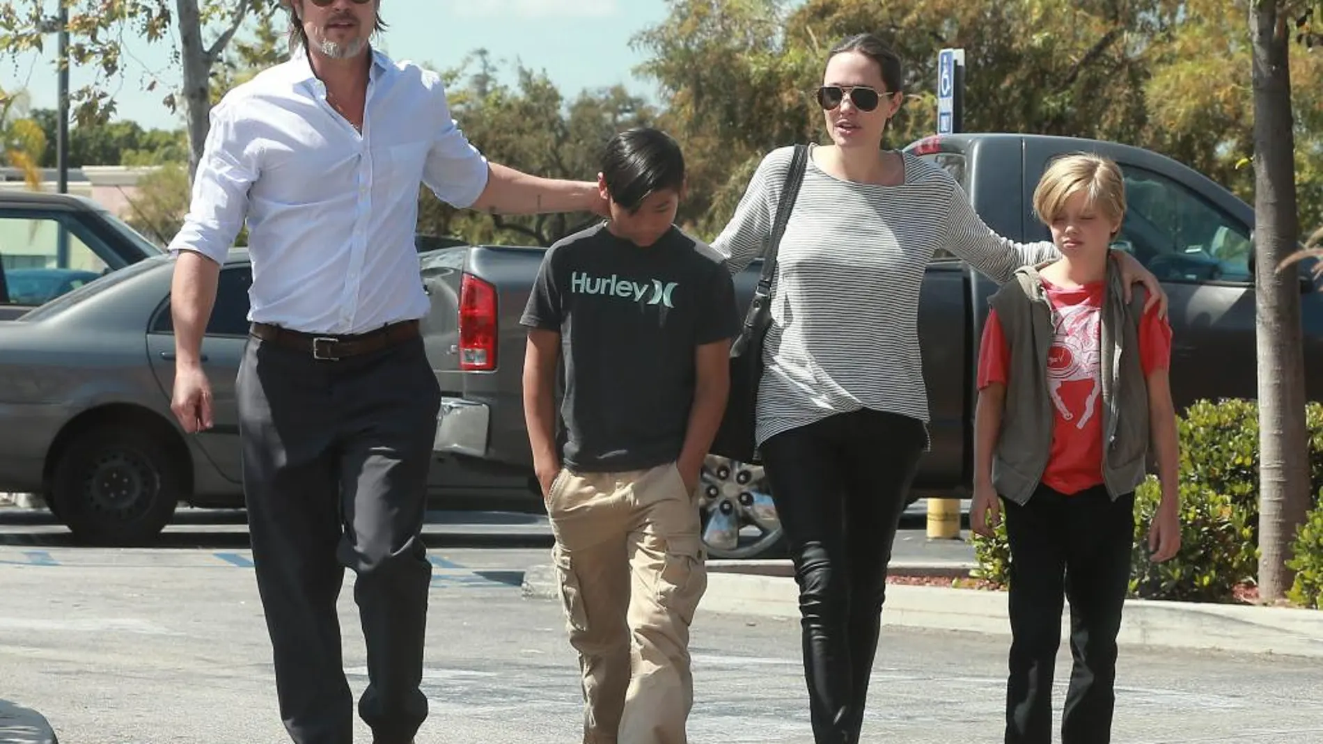 Brad Pitt paseando con sus hijos