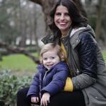 La periodista Carmen Osorio posa con uno de sus cuatro hijos. Las próximas navidades recibirán al quinto miembro de su preciosa y numerosa familia