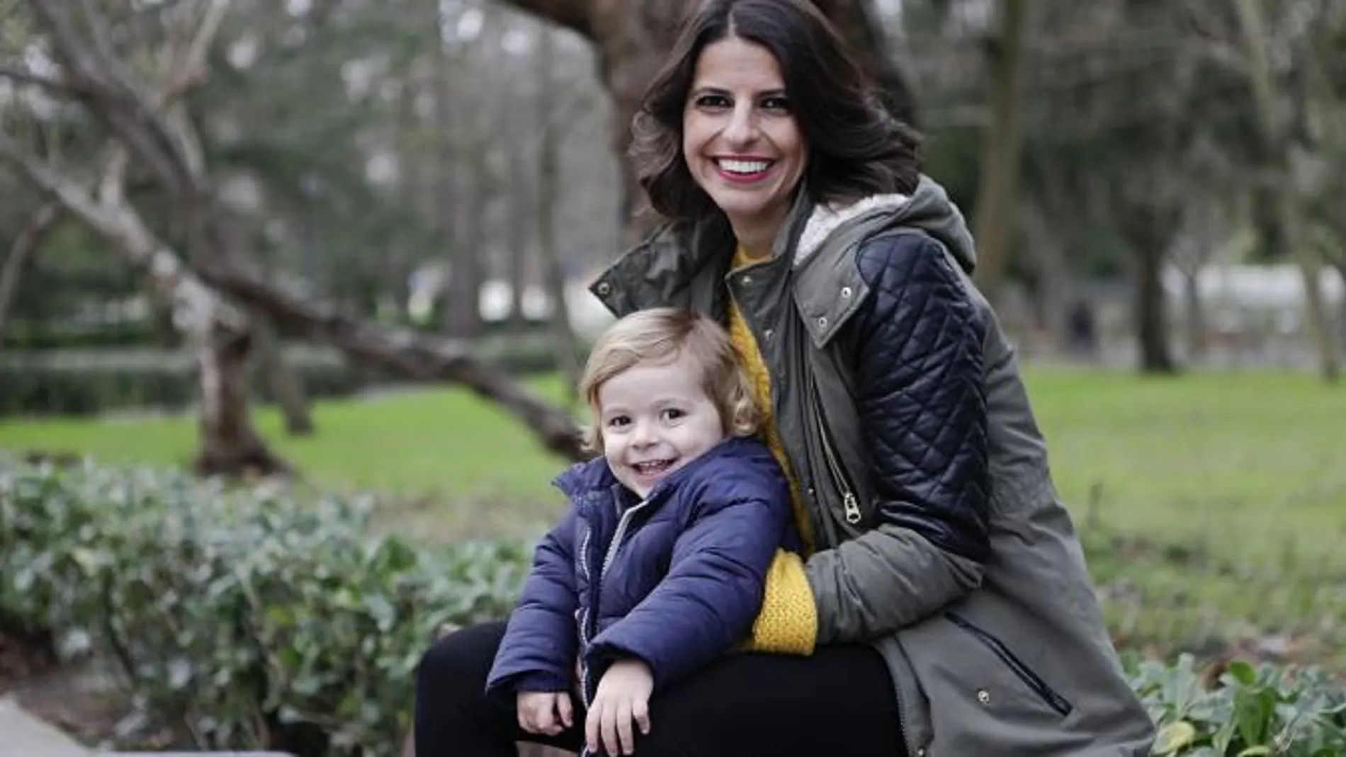 La periodista Carmen Osorio posa con uno de sus cuatro hijos. Las próximas navidades recibirán al quinto miembro de su preciosa y numerosa familia