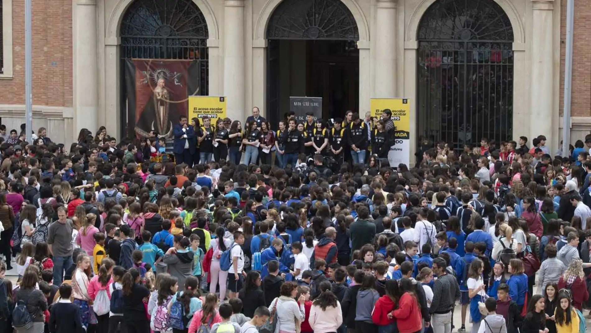 2.000 alumnos de la Comunidad Valenciana, ayer, en un acto de compromiso contra el bullying