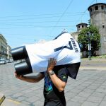 Un trabajador de la Juventus lleva un maniquí de Cristiano Ronaldo