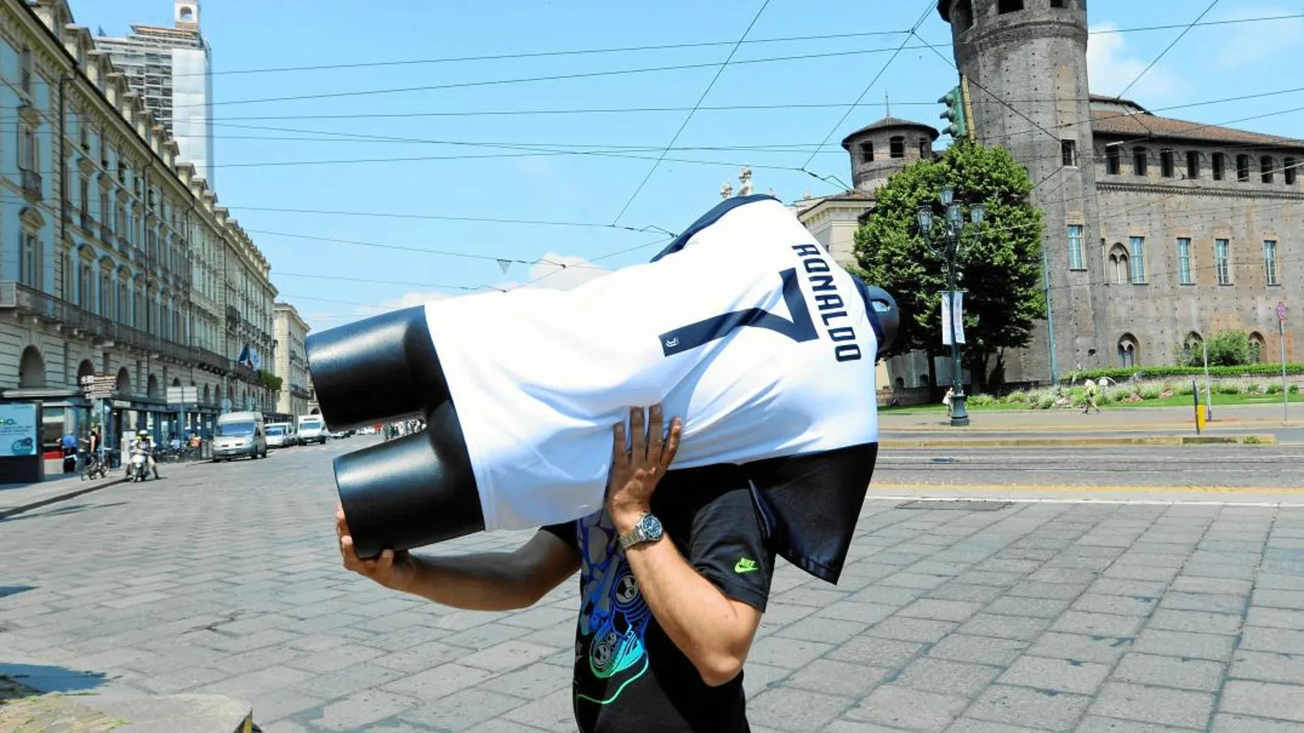 Un trabajador de la Juventus lleva un maniquí de Cristiano Ronaldo