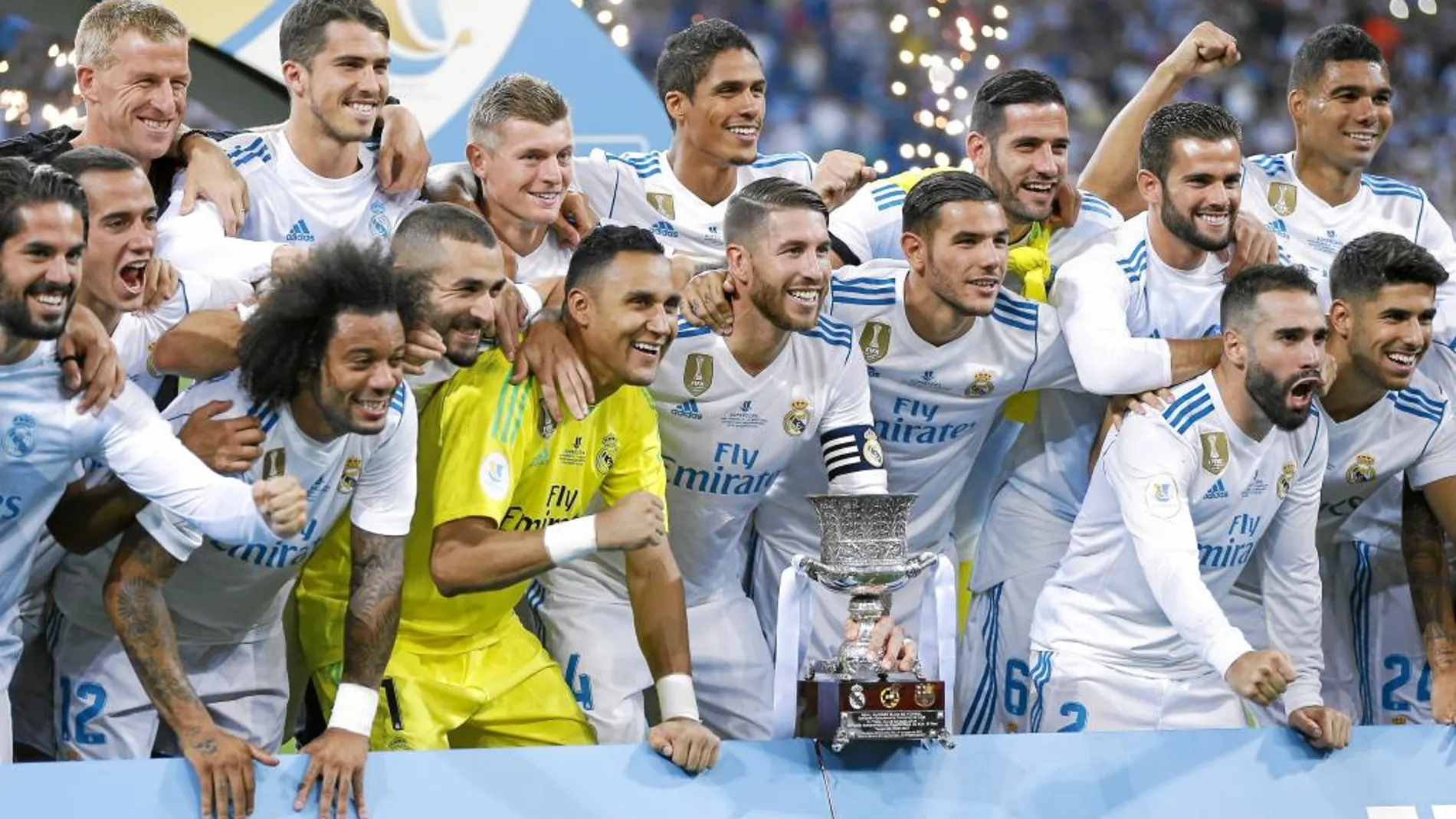 Los jugadores del equipo blanco celebran la victoria frente a la Fiorentina