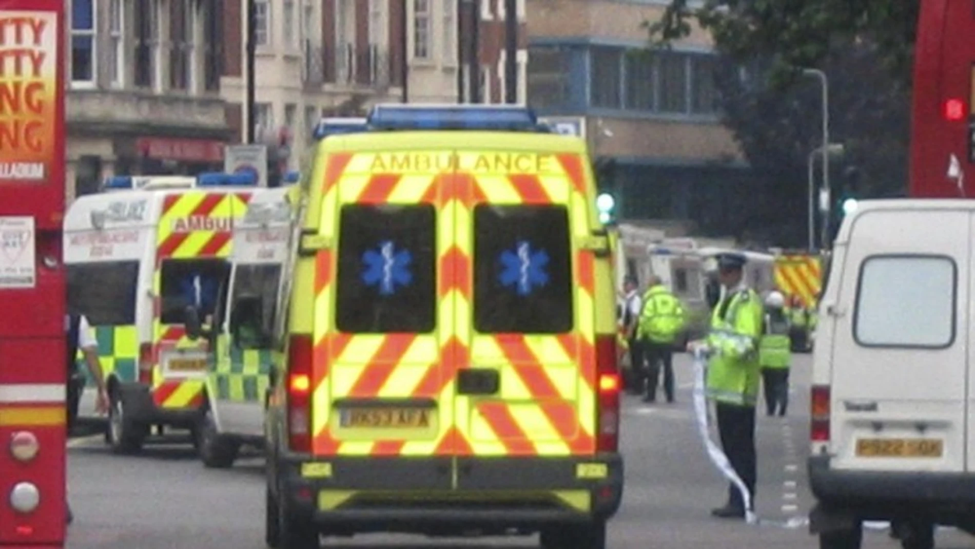 Ambulancias en Londres tras el ataque con ácido a dos extranjeros