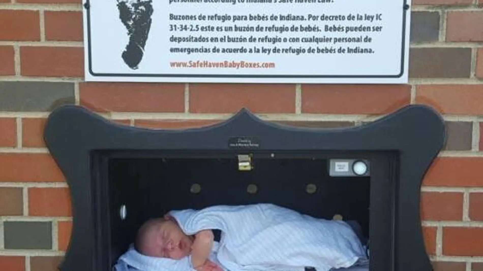 Bebé colocado en una de las cajas ‘Safe Haven Baby Boxes”