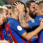 Los jugadores del Barcelona celebran uno de los tres goles de ayer en el Camp Nou