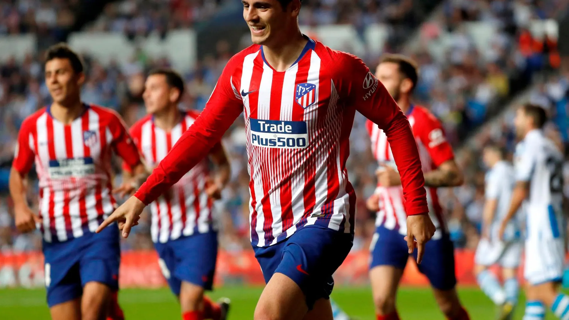 El delantero del Atlético de Madrid Álvaro Morata celebra su segundo gol y segundo del equipo rojiblanco ante la Real Sociedad