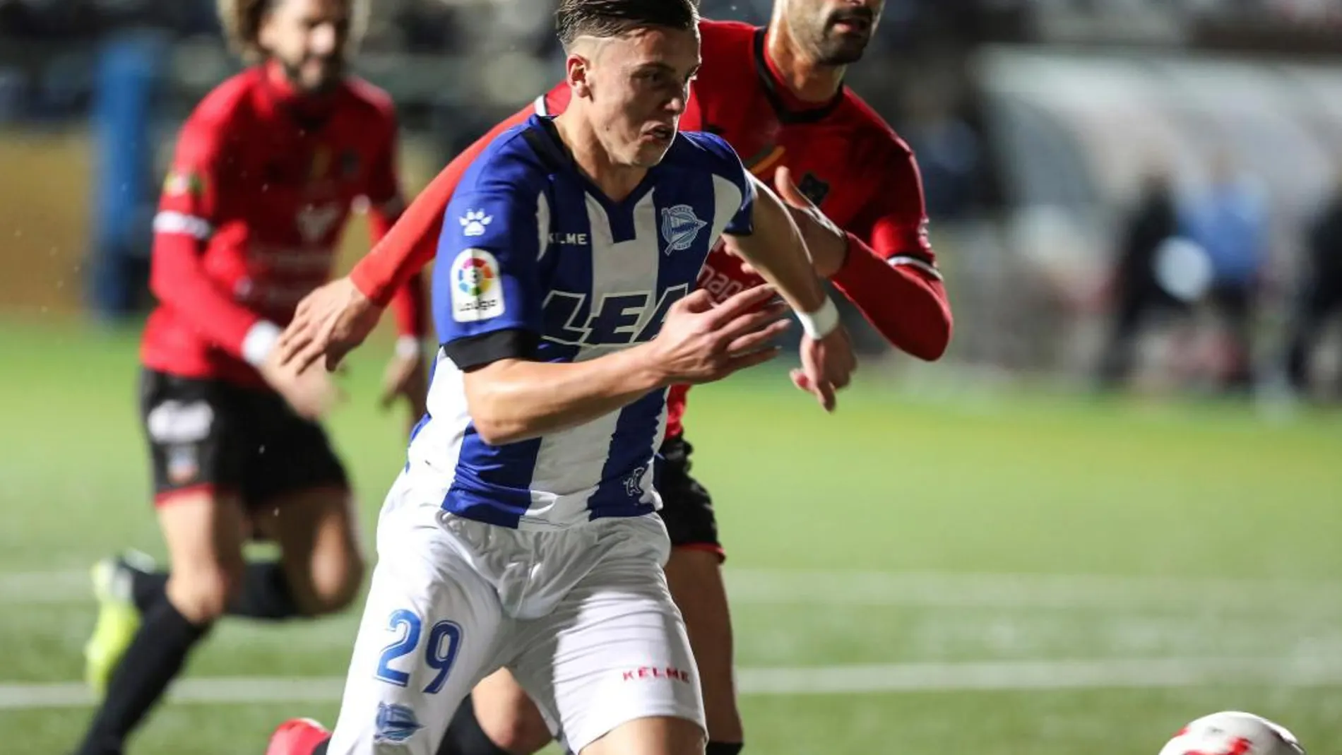 El delantero bosnio del Alavés Ermedin Demirovic se lleva la pelota ante un defensa del Formentera en el partido de Ida de los Octavos de Final de la Copa del Rey