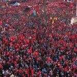 Simpatizantes de los principales partidos de la oposición turca se manifiestan por las calles de Estambul.