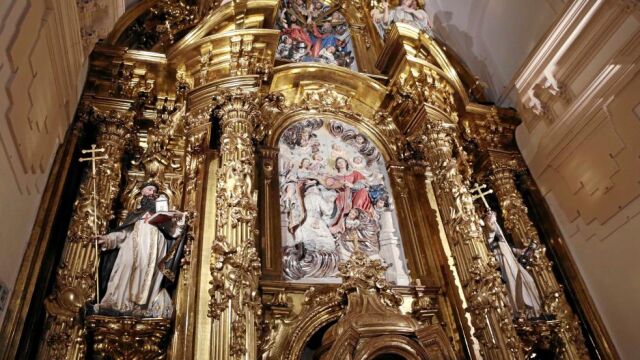 El retablo mayor, dedicado a San Ildefonso, es uno de los más importantes de los siete retablos barrocos del siglo XVIII