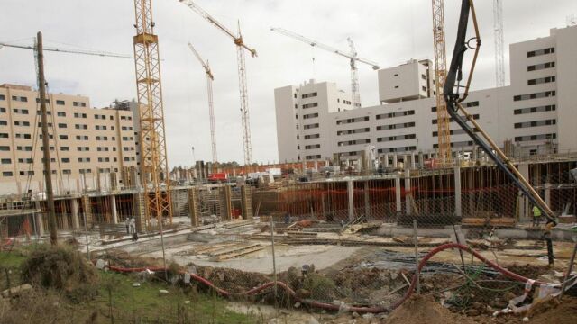 En el paisaje urbano vuelven a aparecer las características grúas de obra con más asiduidad que en la última década