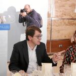 Fernández Mañueco dialoga con García Cirac. Al fondo, Javier Iglesias