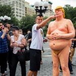 La polémica estatua de Trump desnudo había permanecido cerca de una semana en el tejado de un edificio en Wynwood.