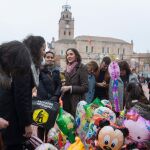 La ministra de Industria, Comercio y Turismo, Reyes Maroto, visita Medina del Campo (Valladolid) y recorre el mercado navideño y la zona de juegos infantiles de la localidad