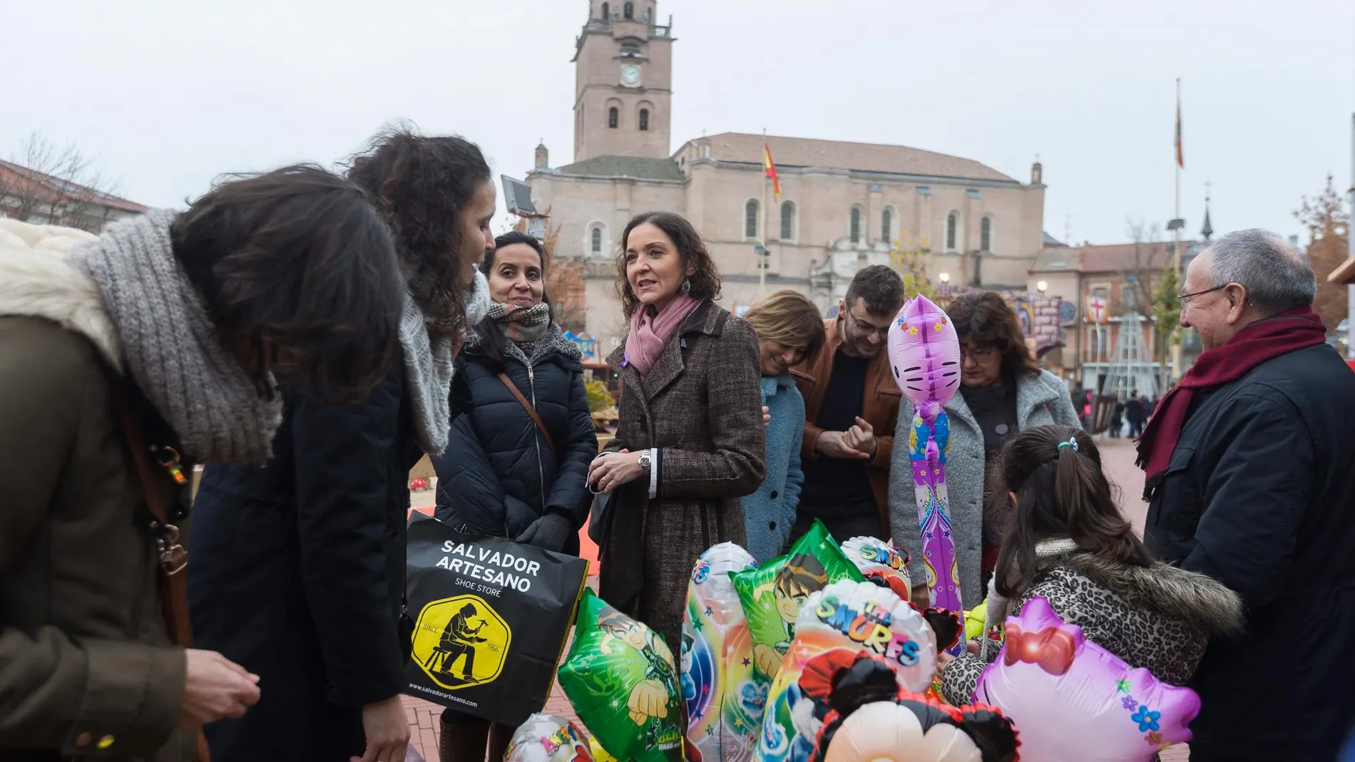 La ministra de Industria, Comercio y Turismo, Reyes Maroto, visita Medina del Campo (Valladolid) y recorre el mercado navideño y la zona de juegos infantiles de la localidad