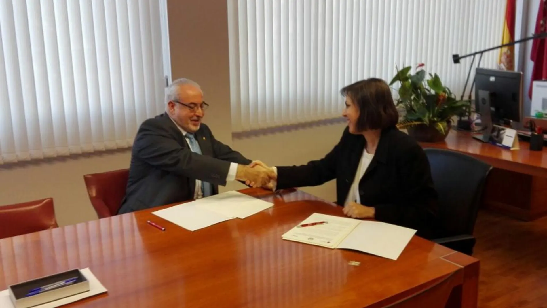 El presidente de la UCAM, José Luis Mendoza, y la consejera de Sanidad, Encarna Guillén, ayer en la firma del convenio
