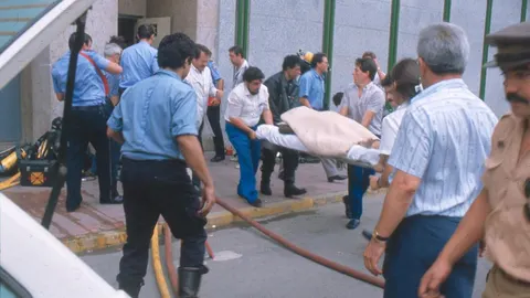 Traslado de una víctima del atentado en Hipercor