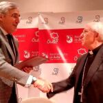 El alcalde de Ávila, José Luis Rivas, y el obispo García Burillo suscriben un convenio de colaboración