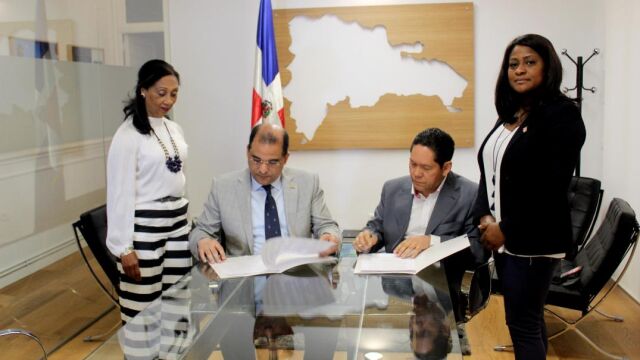 De izq. a der.: Ana María Céspedes, vicepresidenta de la Asociación Cultural y de Cooperación al Desarrollo Biblioteca República Dominicana (ACUDEBI); el embajador dominicano Olivo Rodríguez Huertas; Daniel Tejada, presidente de ACUDEBI; y Doris Araújo, presidenta de la Asociación Nacional de Profesionales y Técnicos dominicanos en España (ASOPROTEC).