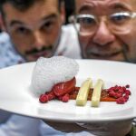 Butrón (con gafas), cocinero y profesor en Espai Sucre, muestra una de sus dulces elaboraciones