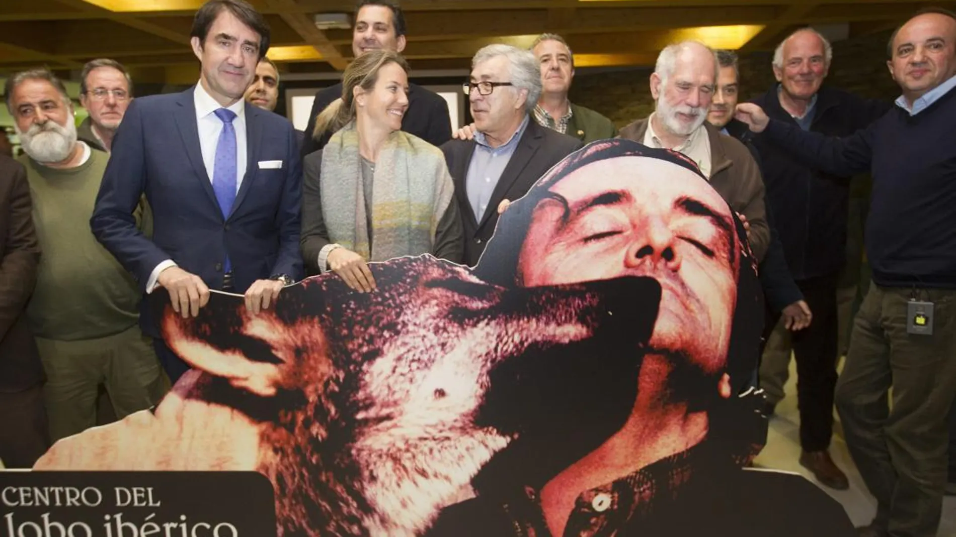 El consejero de Fomento y Medio Ambiente, Juan Carlos Suárez-Quiñones, y la hija de Felix Rodríguez de la Fuente, Odile, participan en el acto de homenaje a Félix Rodríguez de la Fuente, que ha organizado la Consejería con motivo del nonagésimo aniversario de su nacimiento