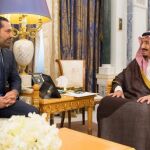 El rey Salmán bin Abdulaziz de Arabia Saudí (d) recibe al exprimer ministro del Líbano Saad Hariri (i) durante su visita a Riad (Arabia Saudí).