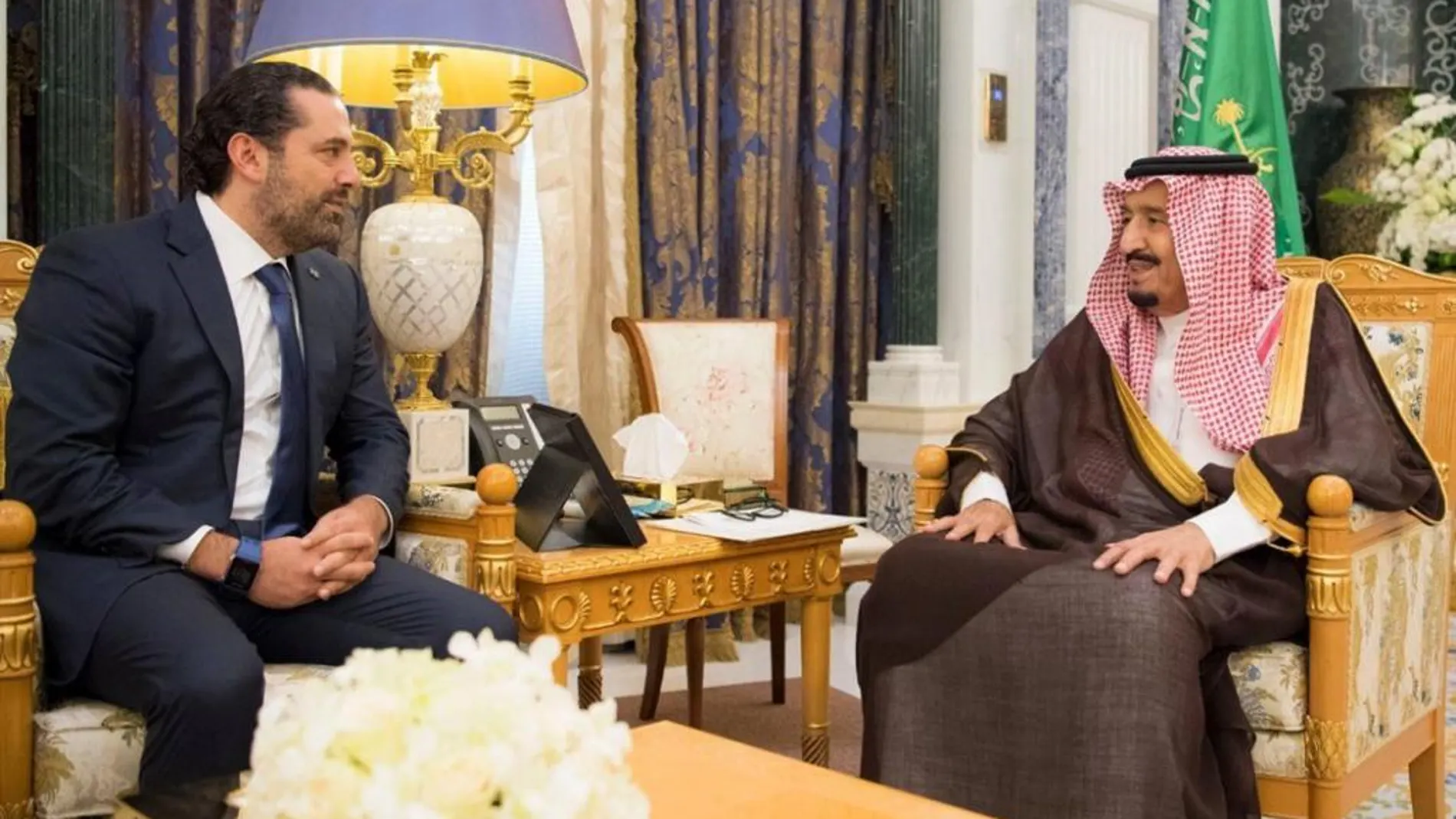 El rey Salmán bin Abdulaziz de Arabia Saudí (d) recibe al exprimer ministro del Líbano Saad Hariri (i) durante su visita a Riad (Arabia Saudí).