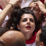 Los ciudadanos se concentraron, sin camisetas negras, ante el Ayuntamiento de Pamplona, que optó por no exhibir la bandera vasca durante el chupinazo que lanzó el grupo musical Motxila 21