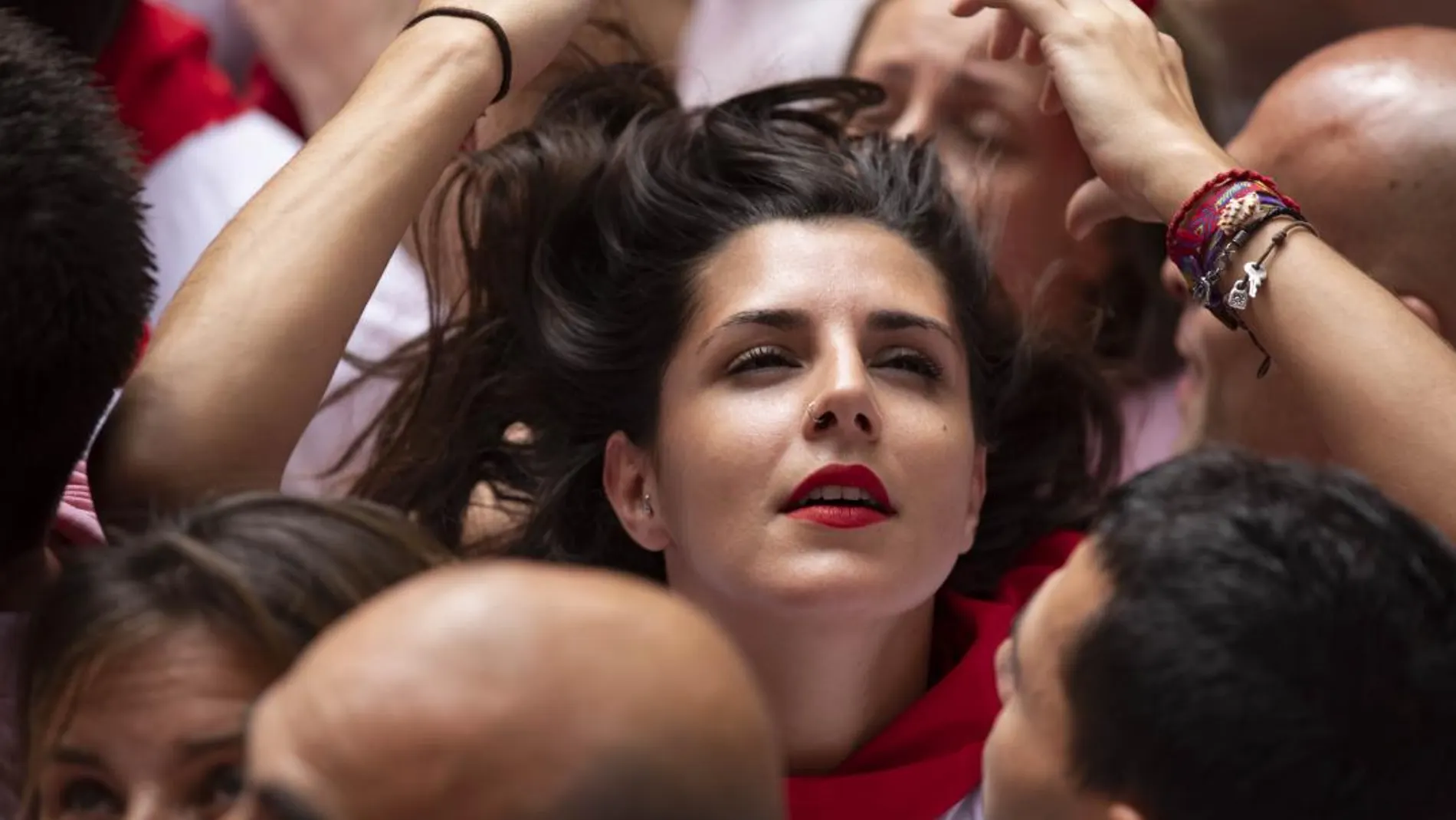 Los ciudadanos se concentraron, sin camisetas negras, ante el Ayuntamiento de Pamplona, que optó por no exhibir la bandera vasca durante el chupinazo que lanzó el grupo musical Motxila 21