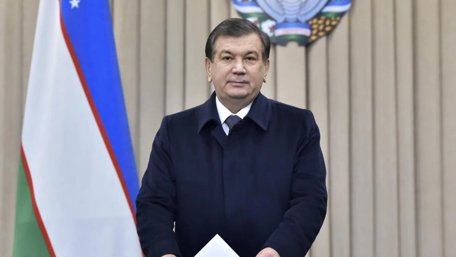 Shavkat Mirziyoyev ejerce su derecho al voto en Tashkent