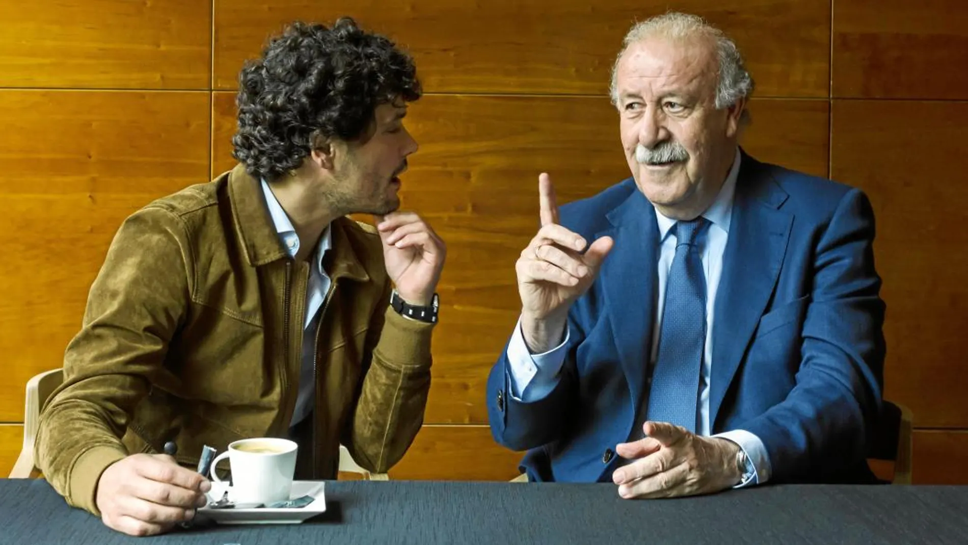 Miguel Abellán y Vicente del Bosque conversan sobre sus dos pasiones en el hotel AC Aitana de Madrid. Foto: ALBERTO R. ROLDÁN