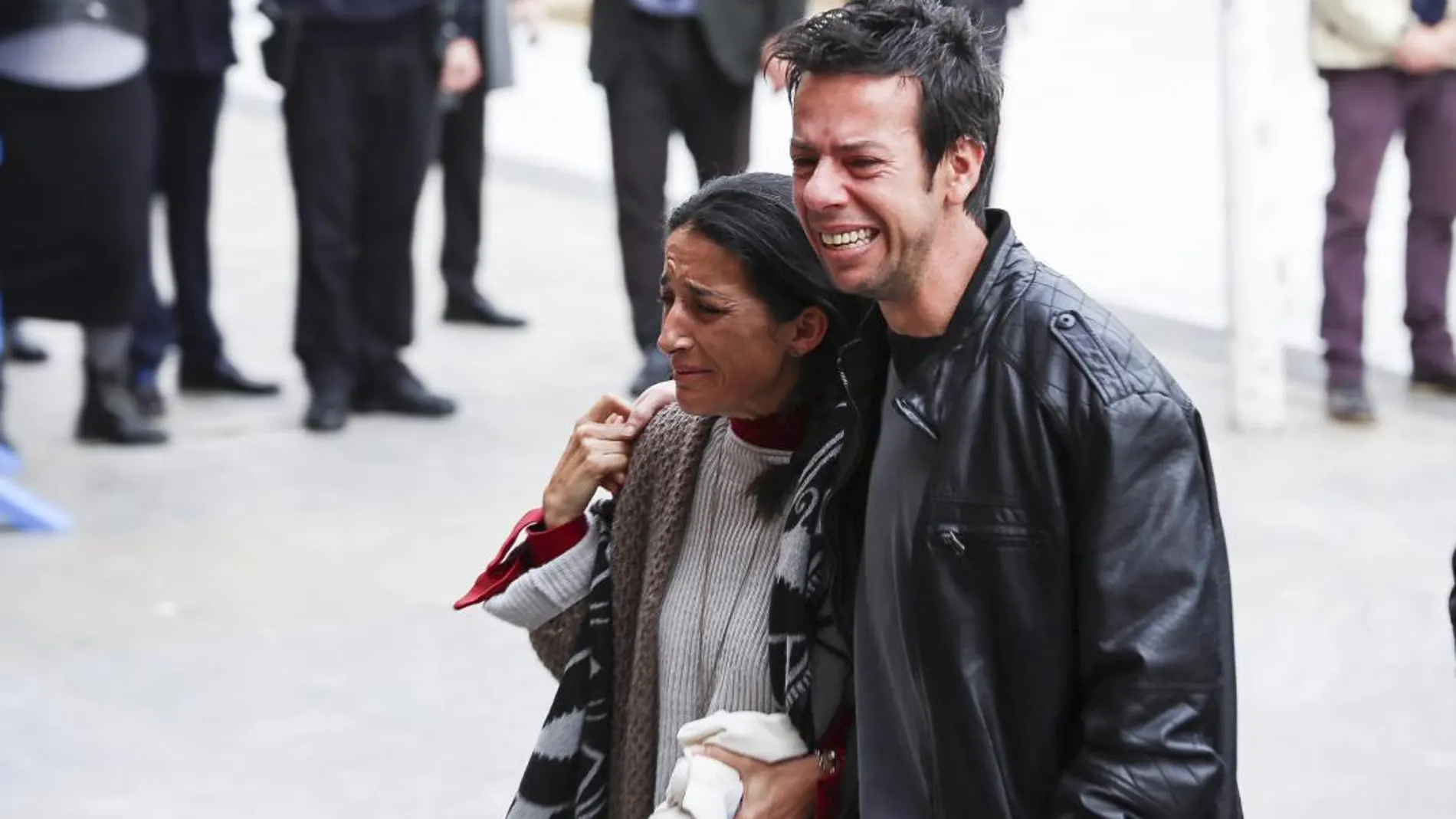Ángel Cruz y Patricia Ramírez durante el entierro de Gabriel Cruz en Almería/GTRES ONLINE