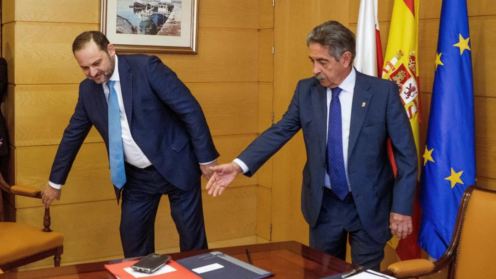 El ministro de Fomento y secretario de Organización del PSOE, José Luís Ábalos (i) junto al presidente del gobierno en Cantabria, Miguel Ángel Revilla (d), esta mañana en Santander