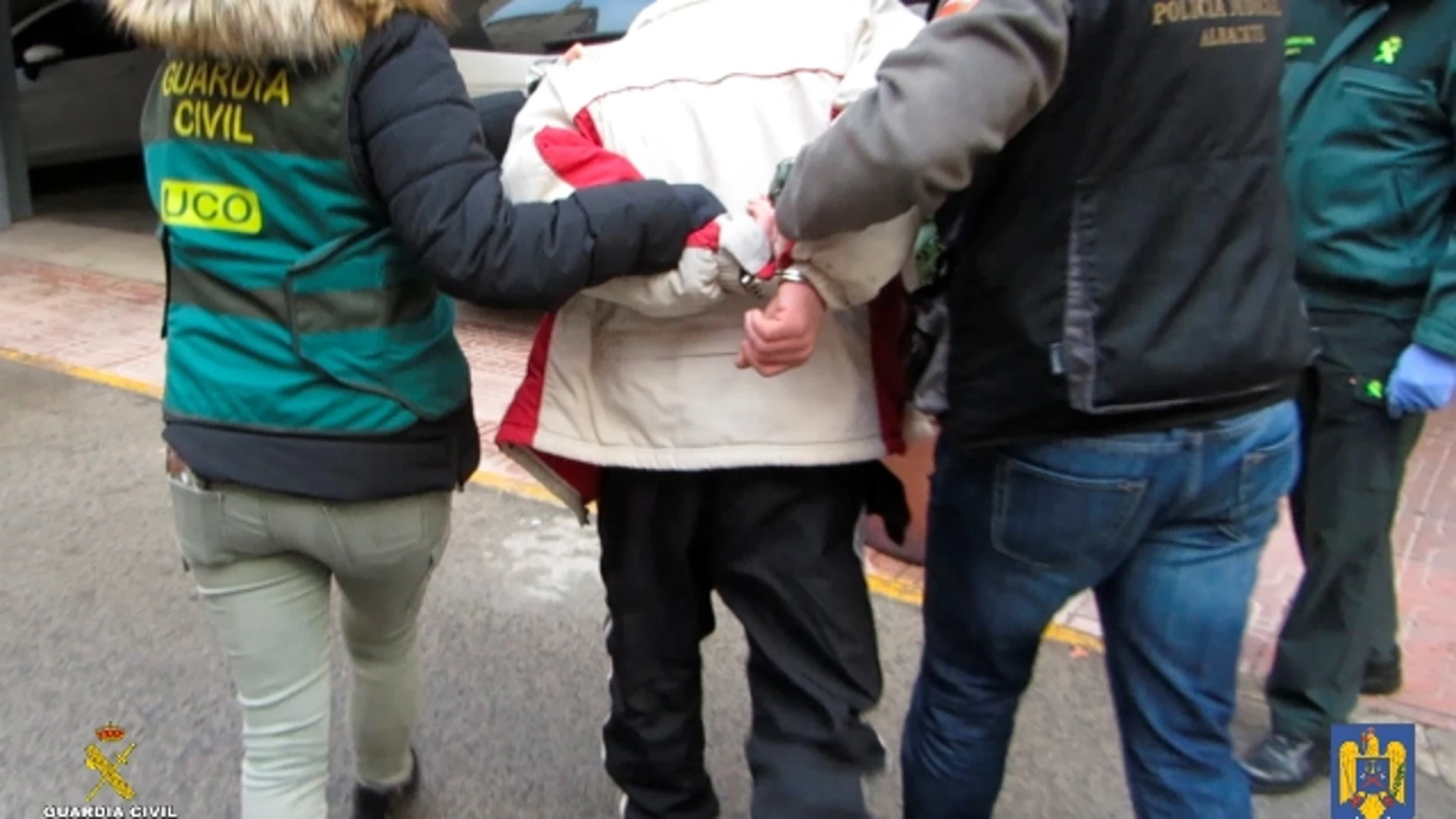 Imagen de dos agentes escoltando al detenido