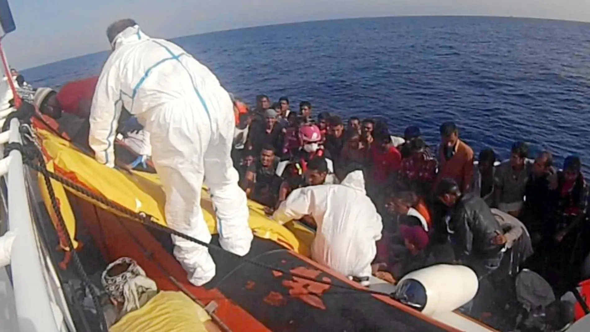Imagen de uno de los rescates de la Guardia Costera italiana del martes