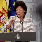 La ministra portavoz del Gobierno, Isabel Celaá, durante la rueda de prensa ofrecida esta tarde en el Palacio de la Moncloa. EFE/ Mariscal