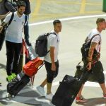 Ramos, Lucas Vázquez e Isco se marchan del aeropuerto de Barajas después de despedirse del resto del equipo / Efe